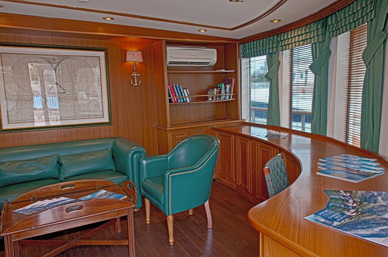CALLISTO CRUCEROS ISLANDIA CRUCEROS NORTE DE EUROPA CRUCEROS EN YATE CRUCEROS ISLANDIA ICELAND CRUISES YACHT CRUISES VARIETY CRUISES ICELAND CUBA CRUISES CRUCEROS POR CUBA EN YATE BIBLIOTECA